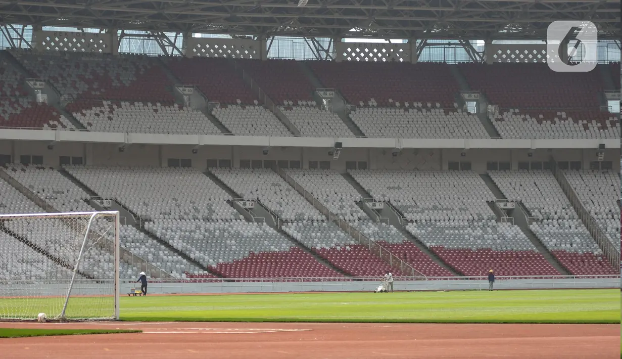 Aktivitas pekerja saat perawatan lapangan Stadion Utama Gelora Bung Karno Senayan, Jakarta Pusat, Kamis (12/1/2023). Perawatan kebersihan Stadion berkapasitas 88.083 penonton tersebut dilakukan secara rutin jelang pertandingan Internasional Sepakbola U-20 di Indonesia yang diikuti 24 negara untuk ajang bergengsi sepak bola yang akan berlangsung 20 Mei hingga 11 Juni 2023 mendatang. (merdeka.com/Iqbal S Nugroho)