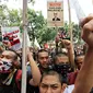 Pengunjuk rasa yang tergabung dalam Gerakan Nasionalisasi Aset (GANAS) meneriakan orasinya di depan kantor Kementerian BUMN, Jakarta, Selasa (6/10). Mereka menuntut Dirut Pelindo II RJ Lino turun dari jabatannya. (Liputan6.com/Immanuel Antonius)