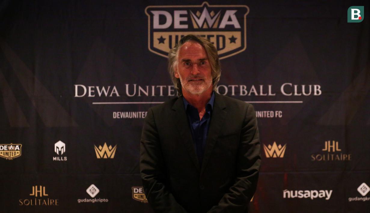 <p>Pelatih baru Dewa United FC, Jan Olde Riekerink berpose di depan fotografer saat konferensi pers pengenalan pelatih baru Dewa United FC untuk BRI Liga 1 2022/2023 yang berlangsung di Hotel Episode, Gading Serpong, Tangerang, Selasa (10/1/2023). (Bola.com/Bagaskara Lazuardi)</p>