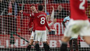 Striker Manchester United, Benjamin Sesko, mencetak satu gol ke gawang Brentford setelah memanfaatkan umpan Bruno Fernandes pada lanjutan Liga Inggris 2025/2026 di Old Trafford, Selasa (28/4/2026) dini hari WIB. (Darren Staples / AFP)