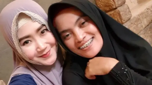 Akrabnya Bu Dendy dengan istri pertama Pak Dendy (Hak Cipta: instagram.com/oviekwie_nyoklat_klasik/phi)