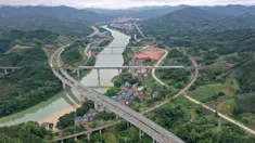 Foto udara kereta melintas di jalur kereta cepat Guiyang-Guangzhou di Wilayah Otonom Etnis Dong Sanjiang di Kota Liuzhou, China 4 Oktober 2020. Sejak jalur kereta cepat Guiyang-Guangzhou beroperasi pada 2014, Sanjiang berupaya untuk meningkatkan perekonomian melalui pariwisata. (Xinhua/Gong Pukang)