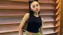 Memiliki tubuh yang mungil, Naura Ayu tidak kesulitan untuk memadukan sleeveless top dan rok mini berwarna hijau yang memberikan kesan dewasa dan seksi. Mini shoulder bag yang simple jadi aksesori yang tepat untuk look ini. (instagram/naura.ayu)