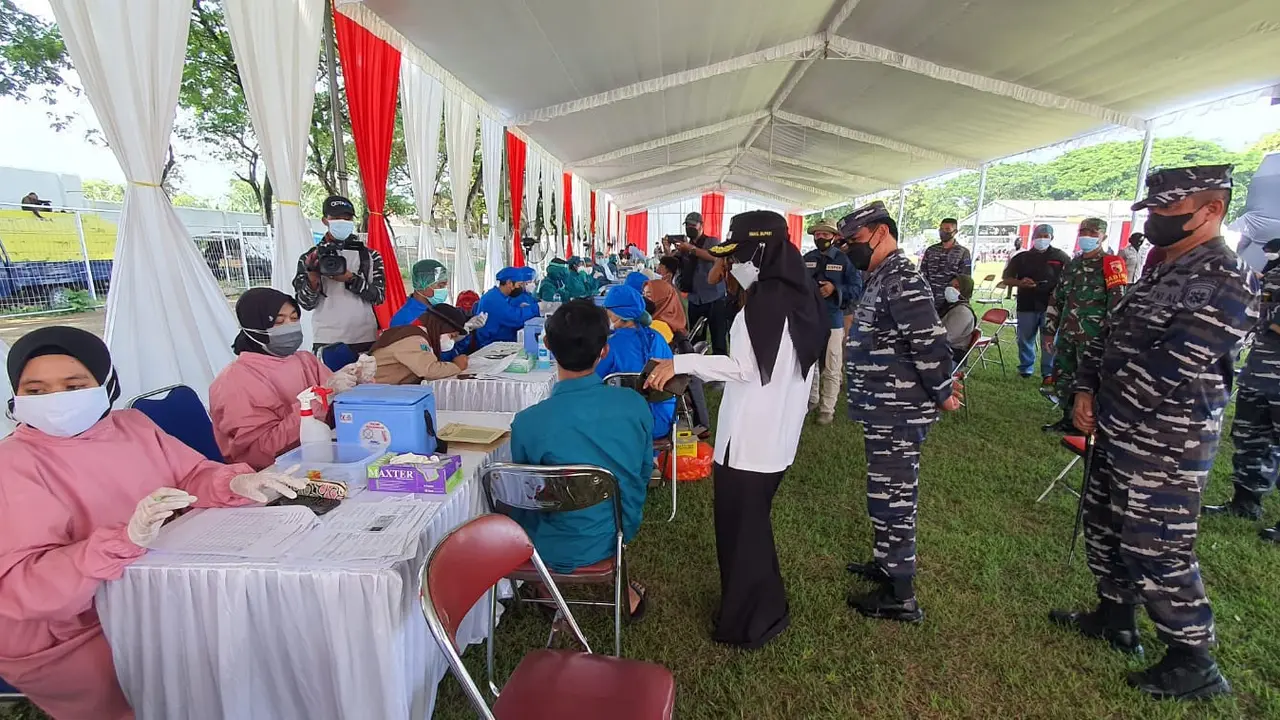 Vaksinasi massal di Stadion Canda Bhirawa Pare. (Dian Kurniawan/Liputan6.com)
