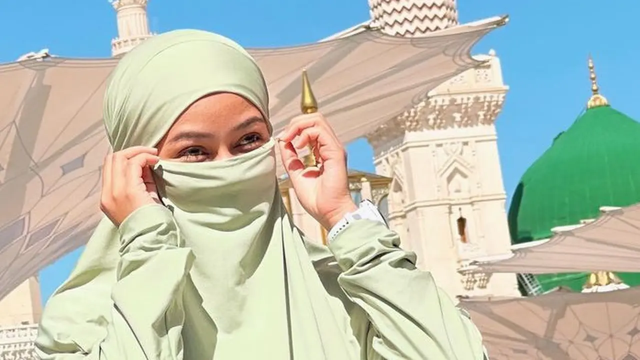 Yura Yunita Tampil Berhijab Syari saat Umrah