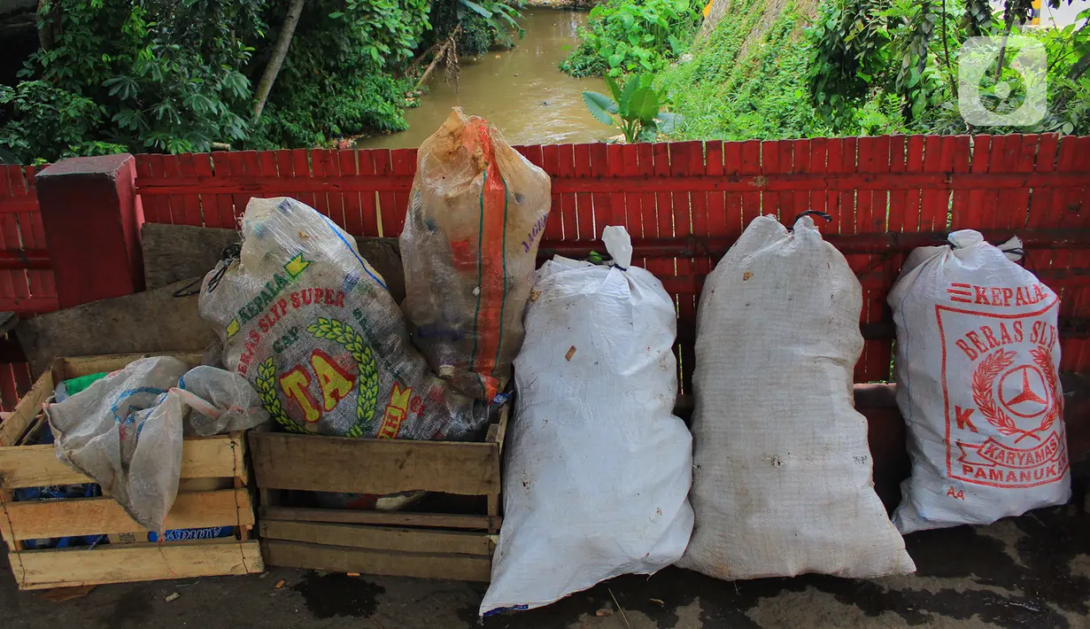 Tumpukan sampah yang diangkut dari Kali Baru di Jalan Pitara Raya, Depok, Jawa Barat, Rabu (19/2/2020). Pascahujan deras yang terjadi sehari sebelumnya, sampah dari arah Bogor terbawa aliran Kali Baru hingga ke Depok. (merdeka.com/Magang/Muhammad Fayyadh)