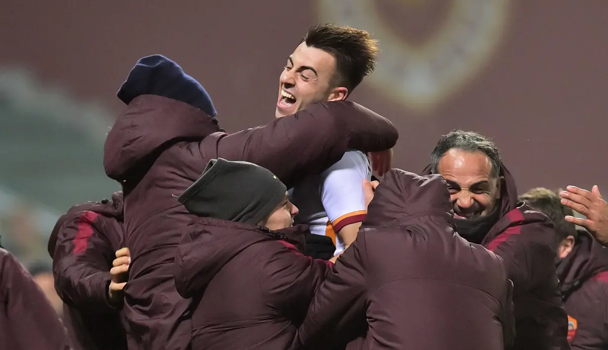 Penyerang AS Roma, Stephan El Shaarawy merayakan gol bersama official  pada lanjutan Serie A Liga Italia Pekan ke-23 di Mapei Stadium, Reggio Emilia, (2/2/2016). (AFP/Giuseppe Cacace)