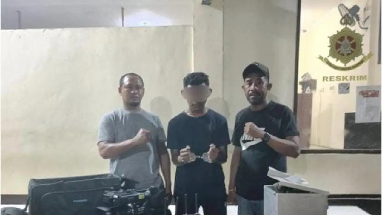 Pelaku pencurian kotak Kolekte di gereja saat diamankan polisi (Liputan6.com/Ola Keda)
