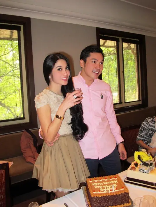 Menikah di 2016, Sandra Dewi dan Harvey Moeis jarang terlihat mengenakan outfit yang senada layak pasangan lain. Namun cara Harvey Moeis memperlakukan Sandra Dewi layaknya seorang putri sudah mampu membuat warganet iri. (instagram/sandradewi88)