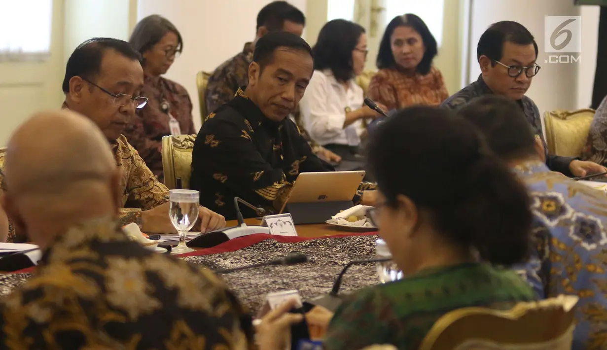 Presiden Joko Widodo saat memimpin rapat terbatas di Istana Bogor, Senin (22/10).Ratas tersebut membahas persiapan OOC (Our Ocean Conference 2018) yang akan di selenggarakan di Bali. (Liputan6.com/Angga Yuniar)
