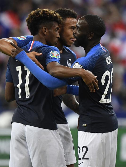 Penyerang Prancis, Kingsley Coman (kiri) berselebrasi dengan rekannya usai mencetak gol ke gawang Andorra pada pertandingan grup H Kualifikasi Euro 2020 di Stade de France di Saint Denis, Paris (10/9/2019). Prancis menang telak 3-0 atas Andorra. (AFP Photo/Lionel Bonaventure)