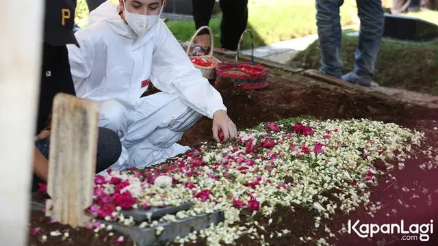 6 Momen Anak Jane Shalimar Antarkan Mendiang Ibu ke Pusara, Tak Kuasa Tahan Tangis