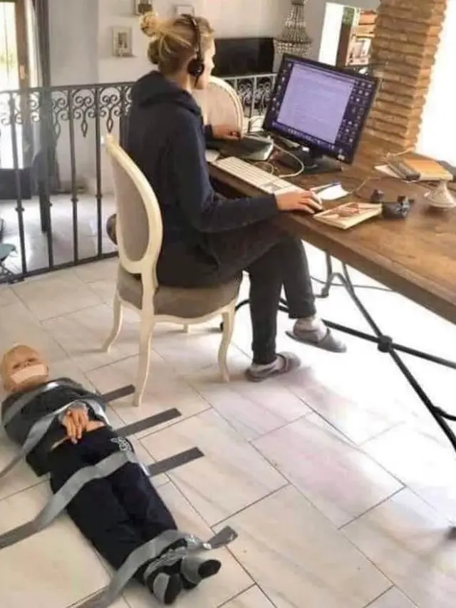 7 Potret Nyeleneh Orang Tua Kerja Sambil Momong Anak Ini Ternyata Merepotkan