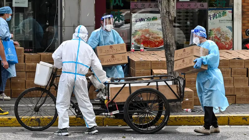 FOTO: Potret Pekerja Pengantar Barang Saat Lockdown di Shanghai