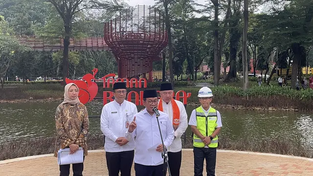 Gubernur DKI Jakarta Pramono Anung meninjau progres pembangunan Taman Bendera Pusaka di Jakarta Selatan (Jaksel).