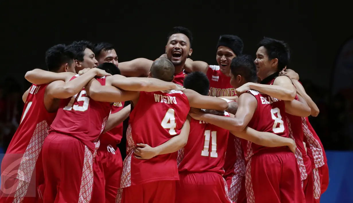 Pemain basket Indonesia bersorak usai mengalahkan Singapura di semifinal SEA Games ke-28 di OCBC Arena Singapore, Minggu (14/6/2015). Indonesia unggul 87-74 atas Singapura. (Liputan6.com/Helmi Fithriansyah)