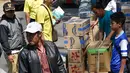 Warga korban gemba saat mendapatkan bantuan berupa paket sembako, obat-obatan, perlengkapan bayi hingga air kemasan di wilayah Lombok Utara, NTB (21/8). Bantuan OT Peduli bertujuan untuk meringankan warga korban gempa. (Liputan6.com/HO/Iwan)