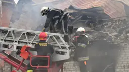 Kepala administrasi militer kota Kyiv, Tymur Tkachenko mengatakan ada lebih dari selusin pesawat nirawak berada di wilayah udara di sekitar ibu kota Ukraina itu pada Minggu (25/5/2025) dini hari. (Sergei SUPINSKY/AFP)