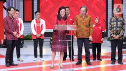 Direktur PT. SRCIS Henny Susanto menandatangani kolaborasi dan digitalisasi untuk mendukung kemajuan UMKM di Indonesia di Jakarta, Sabtu (19/12/2020). Kolaborasi yang didukung digitalisasi akan bergerak maju dan memperluas jangkauan masyarakat terhadap produk – produk UMKM. (Liputan6.com/Pool)