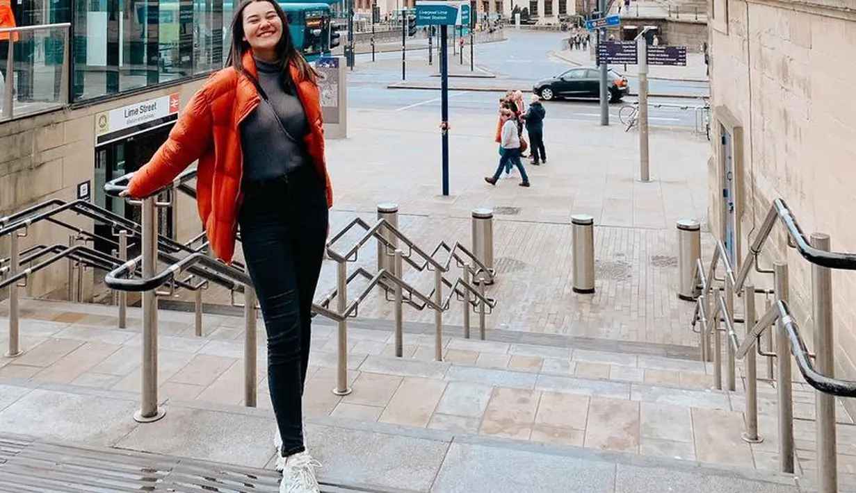 Ia juga tampil dengan padding jaket orange dipadukan halter neck coklat dipadukan celana hitam dan sneakers putihnya. [@aaliyah.massaid]