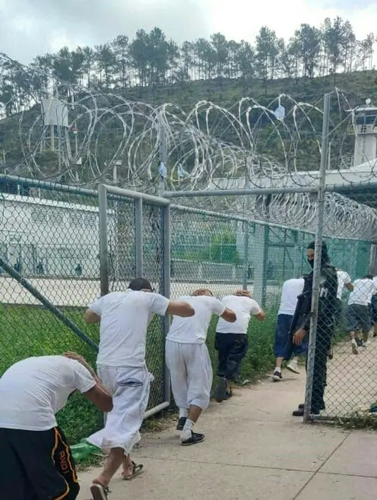Penghancuran senjata api ini atas perintah Presiden Xiomara Castro dan  ia juga memerintahkan untuk mengambil kendali mereka. (HANDOUT/HONDURAS MILITARIZED POLICE/AFP)