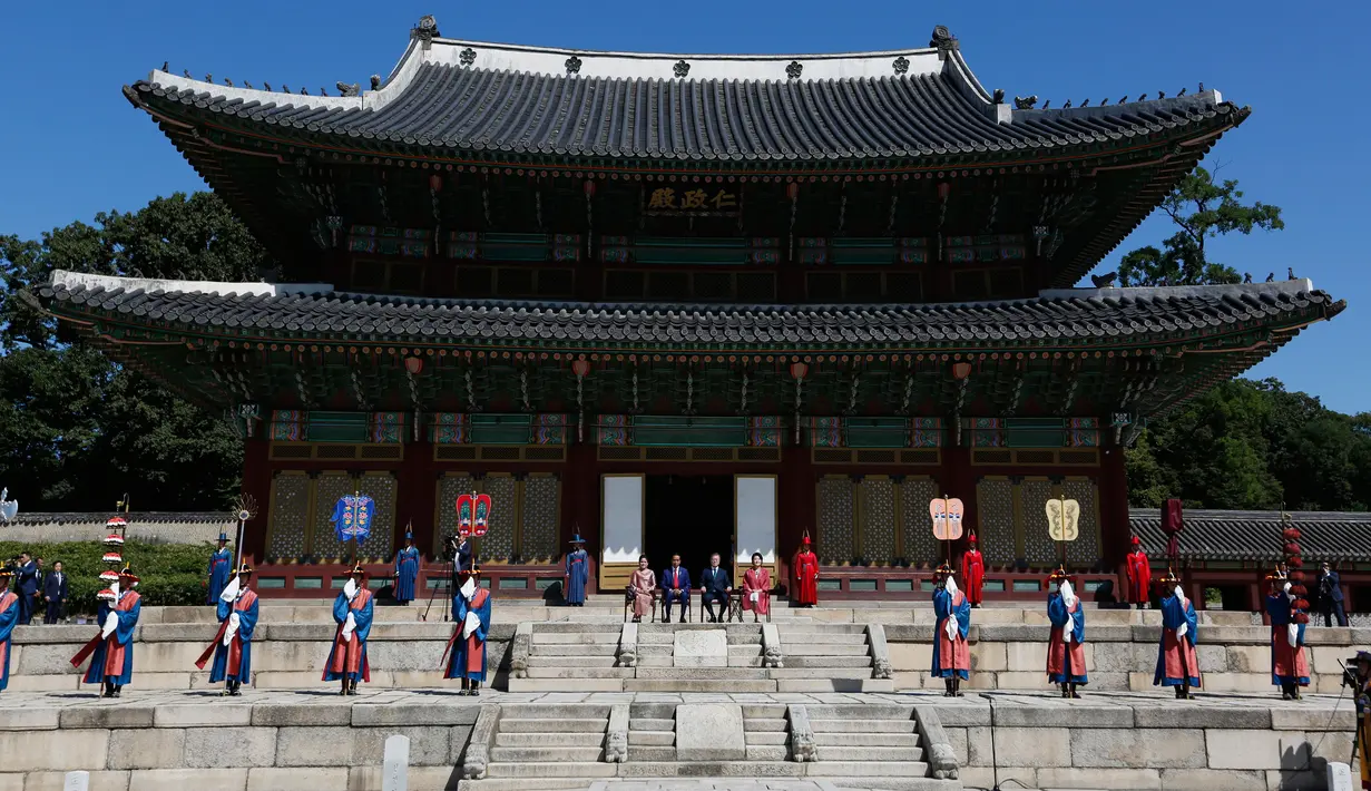Presiden Joko Widodo (Jokowi) bersama Ibu Negara Iriana Joko Widodo disuguhi kesenian korea oleh Presiden Korea Selatan Moon Jae-in dalam upacara penyambutan di istana Changdeokgung, Seoul, Korea Selatan, Senin (10/9). (Jeon Heon-kyun/Pool via AP)