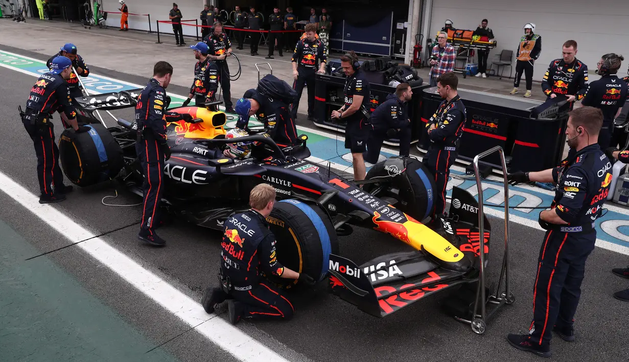 Pembalap Red Bull Racing, Max Verstappen bersiap melakukan start dari pit lane dalam Formula 1 GP Sao Paulo di Interlagos, Sao Paulo, Brasil, Minggu (09/11/2025). (AFP/Jean Carniel)