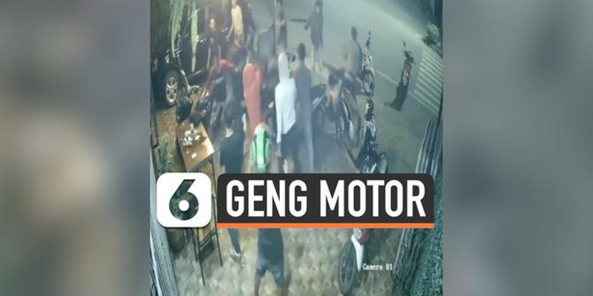 VIDEO: Detik-Detik Geng Motor Serang Pengunjung Warung Kopi