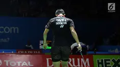 Tunggal putra Indonesia Jonatan Christie tertunduk saat melawan pebulutangkis Denmark, Viktor Axelsen pada babak pertama Indonesia Open 2018 di Istora GBK, Jakarta, Selasa (3/7). Jonatan kalah10-21, 19-21. (Liputan6.com/Helmi Fithriansyah)