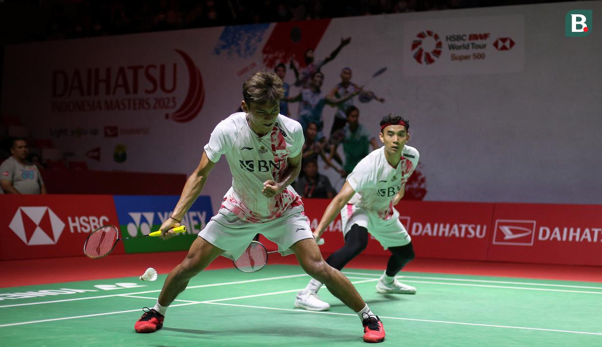 Pebulutangkis ganda putra Indonesia, Muhammad Sohibul Fikri/Bagas Maulana bertanding melawan pebulutangkis ganda putra Jepang Takuro Hoki/Yugo Kobayashi Jonatan pada laga perempat final Indonesia Masters 2023 di Istora Senayan, Jakarta, Jumat (27/01/2023). Bagas/Fikri kalah dengan skor 11-21, 13-21. (Bola.com/Bagaskara Lazuardi)