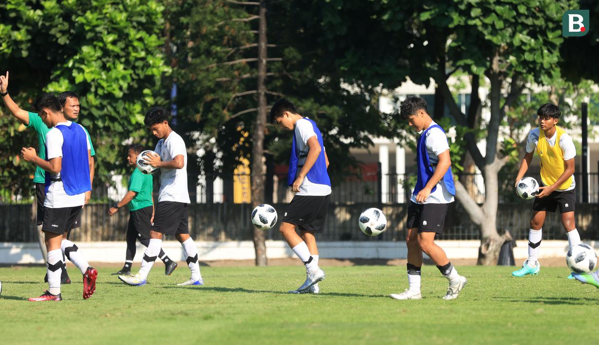 Pemain Timnas Indonesia U-17 saat sesi latihan di Lapangan A Senayan, Jakarta, Kamis (20/7/2023). Sebanyak 34 pemain mengikuti seleksi skuad Piala Dunia U-17 2023 di Indonesia. (Bola.com/M Iqbal Ichsan)