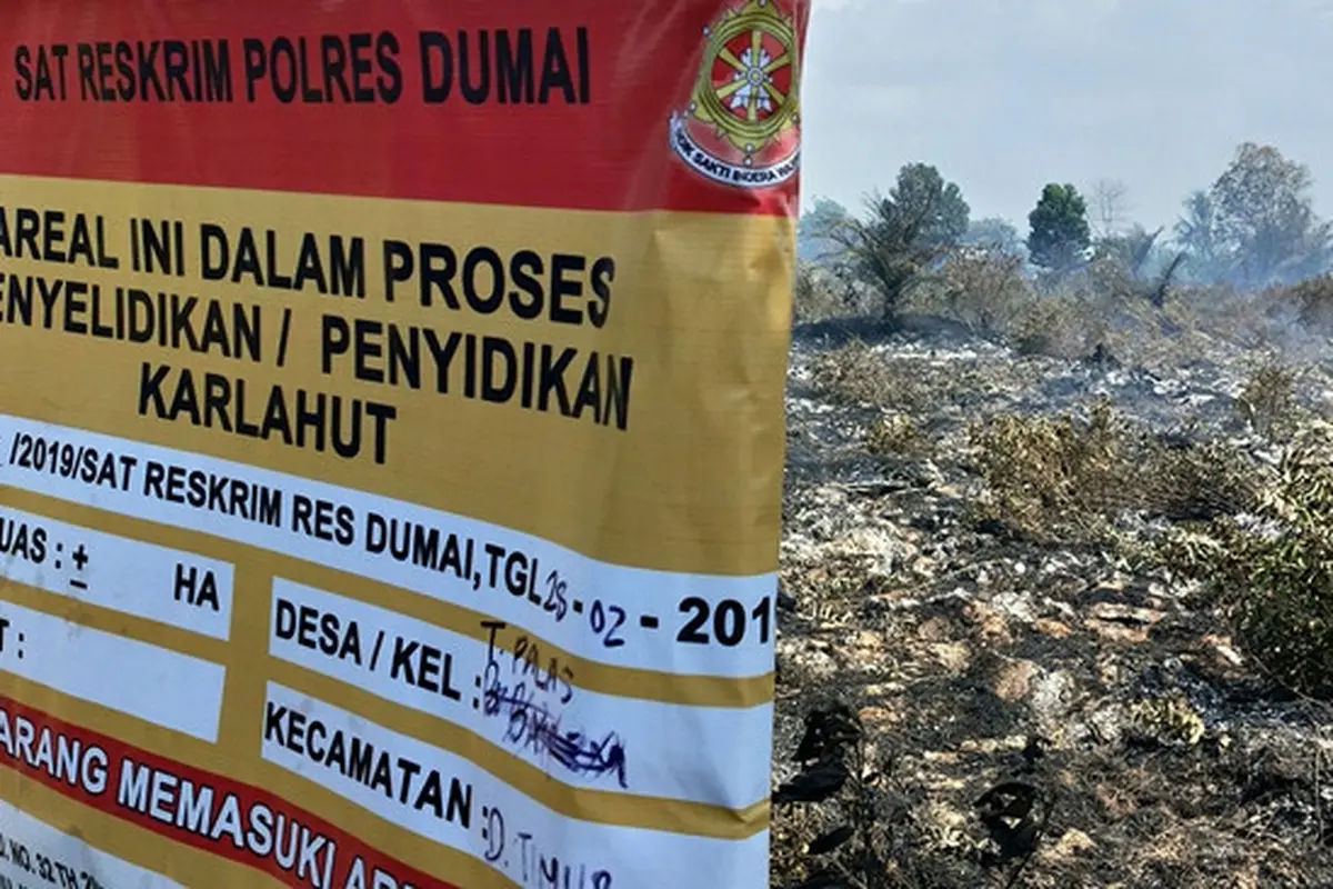 Polisi menyegel lahan dengan dugaan senagaja dibakar yang dikhawatirkan menimbulkan bencana kabut asap.