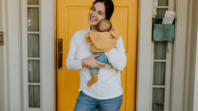 Contoh ilustrasi menggendong M-Shape pada bayi yang baru lahir