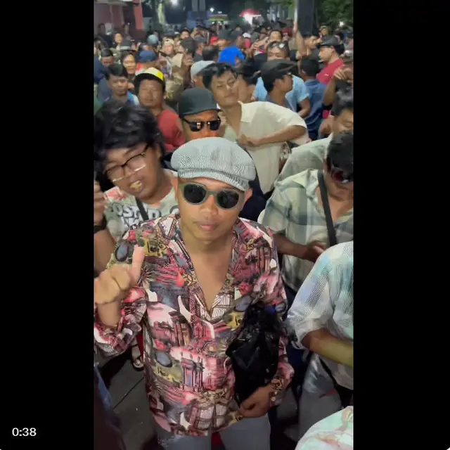 6 Outfit Jadul Ini Cocok Dipakai Nonton Konser OM Lorenza,