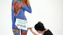 "Save the Earth, Go Vegan" merupakan kampanye baru sebuah LSM di Sydney untuk Perlakuan Etis terhadap Hewan (PETA), (3/7/2014). (REUTERS/Jason Reed)