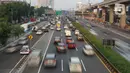 Kendaraan terjebak kemacetan saat melintasi kawasan Mampang, Jakarta, Senin (29/6/2020). Semakin tingginya mobilitas warga selama masa transisi PSBB menyebabkan jalan-jalan protokol Ibu Kota kembali dihiasi kemacetan parah setiap pagi dan sore hari. (Liputan6.com/Immanuel Antonius)