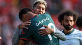 Telah memutuskan tak memperpanjang kontrak bersama Liverpool yang telah dibelanya selama 8 musim, Roberto Firmino menjalani laga terakhirnya bersama Liverpool di pekan terakhir Liga Inggris 2022/2023 saat bertandang ke markas tim yang telah dipastikan terdegradasi, Southampton, Minggu (28/5/2023) malam WIB. Tampil sebagai starter selama 57 menit, Firmino sukses mencetak satu gol yang menjadi gol ke-111 dari total 362 laga di semua ajang. Seusai laga yang berakhir 4-4 tersebut, Roberto Firmino mendapat penghormatan dari pelatih, rekan setim maupun para fans setia The Reds. (AFP/Adrian Dennis)