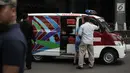 Seorang wanita korban ambruknya balkon BEI berada didalam mobil ambulanss usai dievakuasi petugas medis di Jakarta, Senin (15/1). Kebanyakan korban mengalami luka dan patah tulang. (Liputan6.com/Arya Manggala)