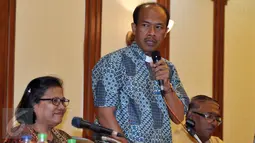 Perwakilan Kantor Wali Gereja Indonesia, Romo Yohanes saat memberikan keterangan pers di PBNU, Jakarta, Jumat (15/1/2016). Preskon ini terkait Apel Kebhinnekaan Lintas Iman Bela Negara "Menolak Radikalisme, Terorisme dan Narkoba"(Liputan6.com/Johan Tallo)
