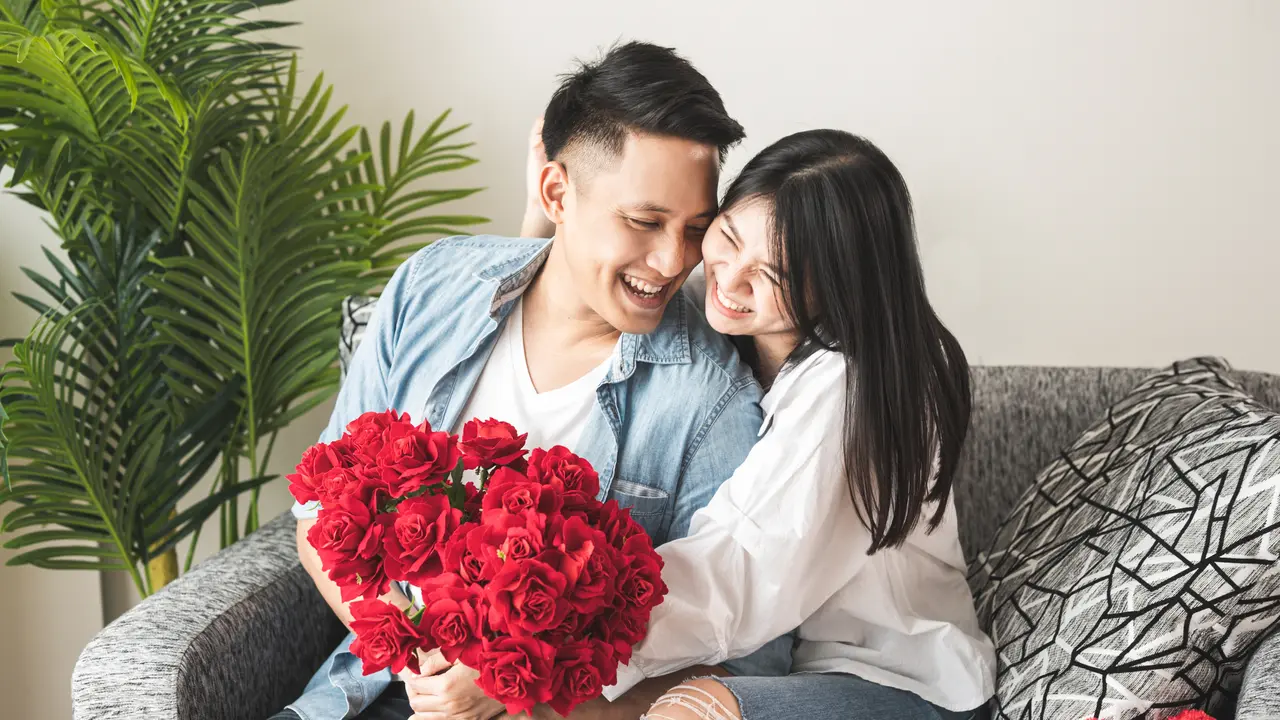 perempuan dan pasangan 18 juli romantis