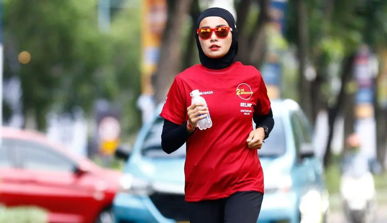 <p>Bahkan, saat melakukan olahraga seperti lari, tak jarang pula jika Soraya menggunakan hijab khusus olahraga. Tentu saja hijab yang digunakan pun disesuaikan dengan warna baju yang dipakai. (Liputan6.com/IG/@sorayalarasat1)</p>