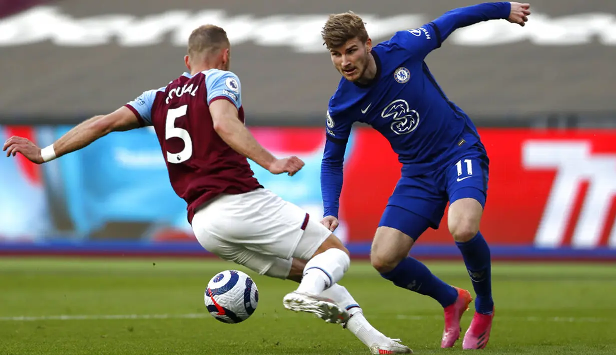 Pemain West Ham United Vladimir Coufal (kiri) berebut bola dengan pemain Chelsea Timo Werner pada pertandingan Liga Inggris di London Stadium, London, Inggris, Sabtu (24/4/2021). Chelsea menang 1-0. (AP Photo/Alastair Grant, Pool)