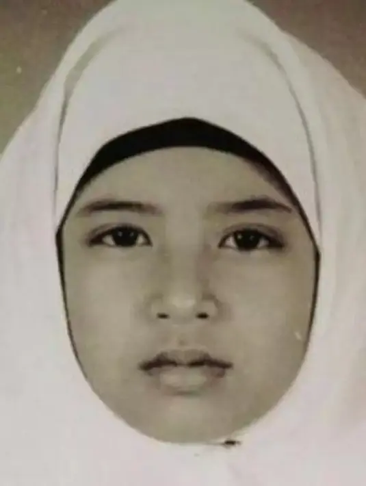 Seperti ini wajah Dewi Perssik, alias Depe saat masih anak-anak. Alisnya sudah tebal dari sananya. [Instagram @dewiperssikreal]