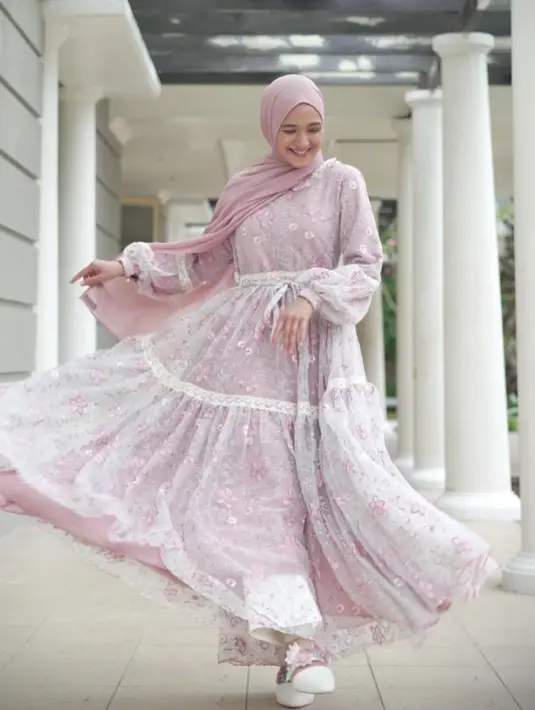 Heels tertutup putih di bagian depan dengan aksen bunga membuat tampilan feminim seperti Cut Syifa ini. Padukan dengan dress dan kerudung warna senada. Credit: Instagram (@cutsyifaa)