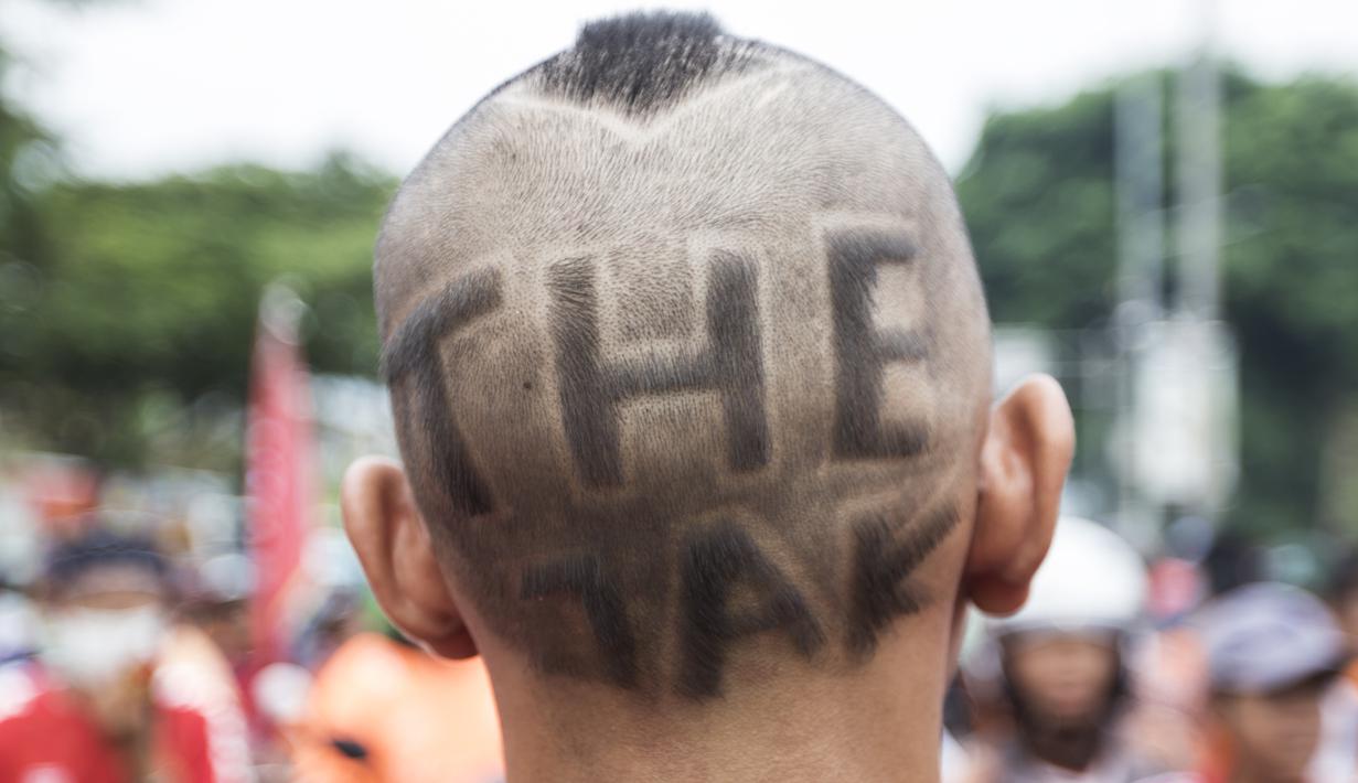 Suporter Persija Jakarta, The Jakmania, dengan rambut unik saat akan menonton laga Liga 1 melawan Mitra Kukar di Senayan, Jakarta, Minggu (9/12). Persija berpeluang besar menjadi juara jika berhasil menang. (Bola.com/Vitalis Yogi Trisna)