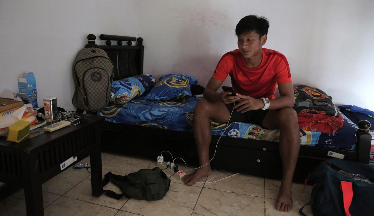 Yandi Sofyan saat berada di kamarnya di Mess Persib sebelum berangkat ke Jakarta, Jumat (16/10/2015). (Bola.com/Vitalis Yogi Trisna)