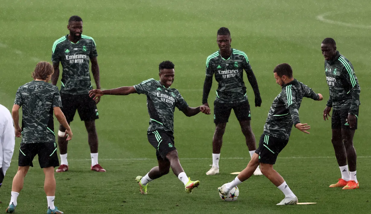 Para pemain Real Madrid melakukan pemanasan saat mengikuti sesi latihan tim di kompleks latihan Ciudad Real Madrid di Valdebebas, pinggiran Madrid (13/9/2022). Di partai pertama grup ini, Real Madrid menang 3-0 di kandang Celtic pekan lalu, sementara Leipzig dipermalukan 1-4 saat menjamu tim Ukraina, Shakhtar Donetsk di Red Bull Arena. (AFP/Thomas Coex)
