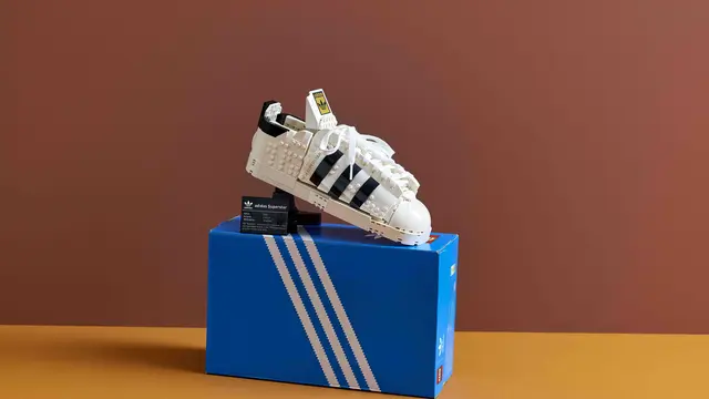 Lego Rilis Koleksi Sneaker Terbaru Adidas Lengkap dengan Tali dan Kotak Sepatu