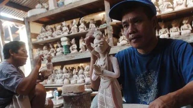 Pekerja UMKM gerabah tengah membuat patung keramik./ merdeka.com. Arie Basuki