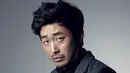 Sejak bermain dalam film The Chaser, Ha Jung Woo mulai dikenal publik. Setelah itu, ia sukses dalam film The Berlin File, The Terror Live, Assasination. (Foto: Soompi.com)